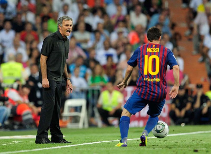 Mourinho-screaming-at-messi-during-a-Real-Madrid-vs-Barcelona