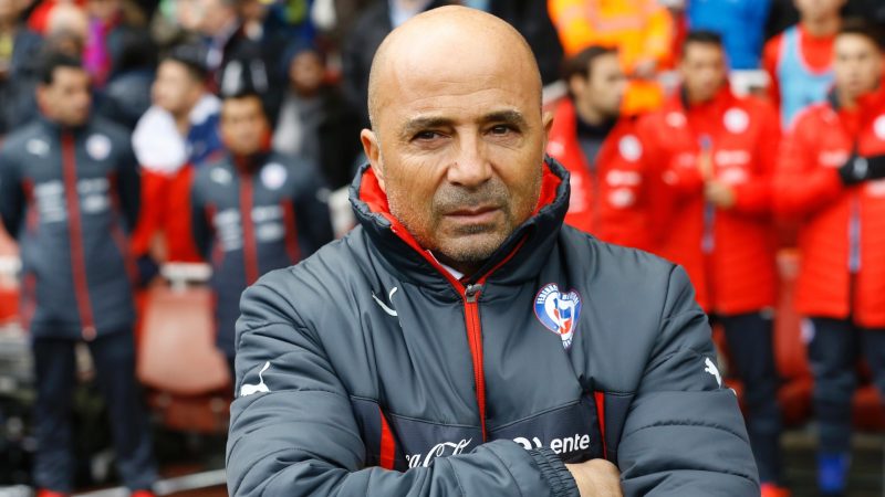 29mar2015-jorge-sampaoli-treinador-do-chile-aguarda-o-inicio-da-partida-contra-o-brasil-em-londres-1427638627511_1920x1080