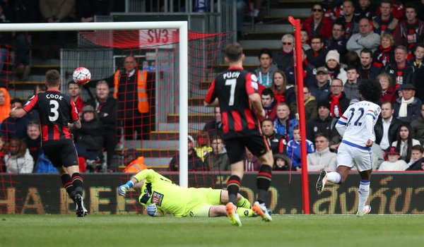 Willian chips the ball over Boruc to make it 3-1 for the Blues.