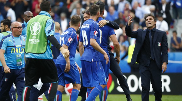 Football Soccer - Italy v Spain - EURO 2016 - Round of 16 - Stade de France, Saint-Denis near Paris, France - 27/6/16 Italy head coach Antonio Conte and players celebrate after the game REUTERS/Christian Hartmann Livepic