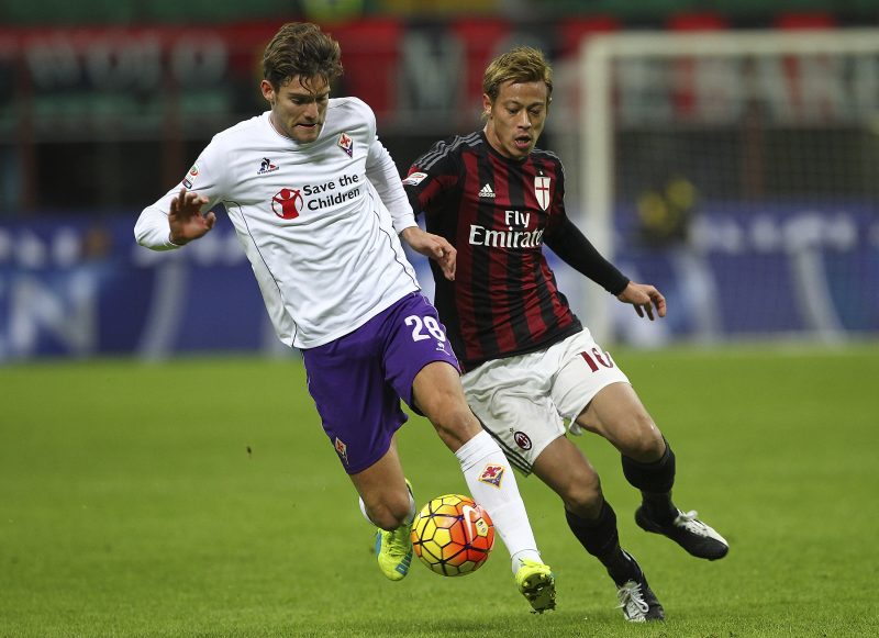 MILAN, ITALY - JANUARY 17: Marcos Alonso of ACF Fiorentina competes for the ball with Keisuke Honda of AC Milan during the Serie A match between AC Milan and ACF Fiorentina at Stadio Giuseppe Meazza on January 17, 2016 in Milan, Italy. (Photo by Marco Luzzani/Getty Images)