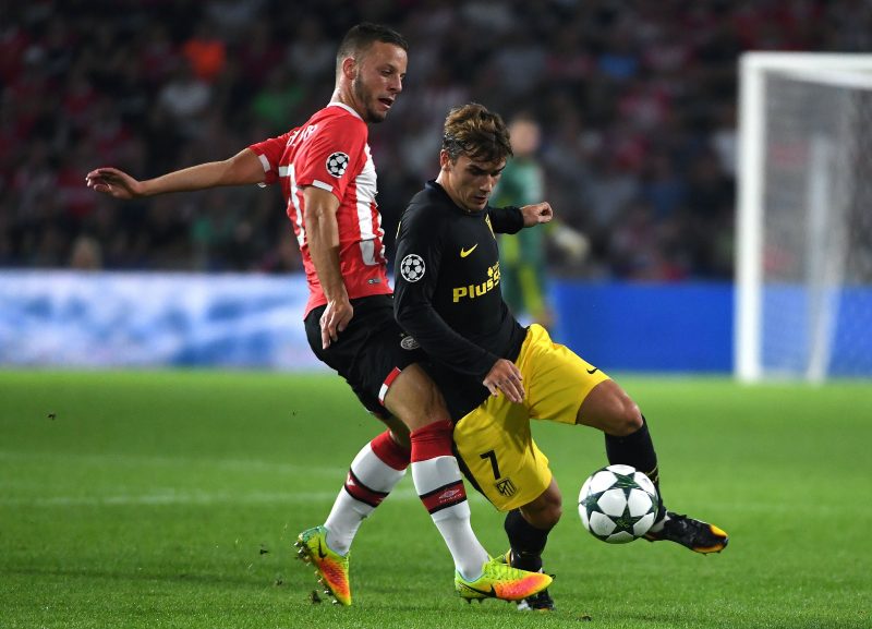 Atletico Madrid's French forward Antoine Griezmann and PSV Eindhoven's Bart Ramselaar (L) vie for the ball during the UEFA Champions League football match between PSV Eindhoven and Atletico Madrid at Philips Stadium on September 13, 2016, in Eindhoven, The Netherlands. / AFP / EMMANUEL DUNAND        (Photo credit should read EMMANUEL DUNAND/AFP/Getty Images)