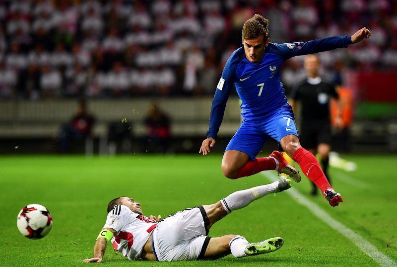 France's forward Antoine Griezmann (R) vies with Belarus' defender Alyaksandr Martynovich during the FIFA World Cup 2018 qualifying football match Belarus vs France on September 6, 2016 at the Borisov Arena in Borisov.   / AFP / FRANCK FIFE        (Photo credit should read FRANCK FIFE/AFP/Getty Images)