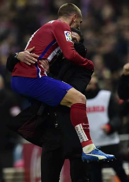 Atletico Madrid's French forward Antoine Griezmann (L) celebrates with Atletico Madrid's Argentinian coach Diego Simeone after scoring a goal during the Spanish league football match Club Atletico de Madrid vs Athletic Club Bilbao at the Vicente Calderon stadium in Madrid on December 13, 2015.   AFP PHOTO / JAVIER SORIANO / AFP / JAVIER SORIANO        (Photo credit should read JAVIER SORIANO/AFP/Getty Images)