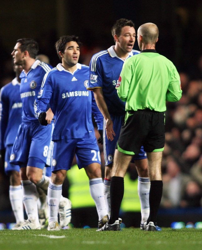 Chelsea's Deco (L) and John Terry (R) complain to referee Mike Riley after West Ham scored during their Barclays Premiership football match at Stamford Bridge in London, on December 14, 2008. AFP PHOTO/Chris Ratcliffe  FOR EDITORIAL USE ONLY Additional licence required for any commercial/promotional use or use on TV or internet (except identical online version of newspaper) of Premier League/Football League photos. Tel DataCo +44 207 2981656. Do not alter/modify photo (Photo credit should read CHRIS RATCLIFFE/AFP/Getty Images)