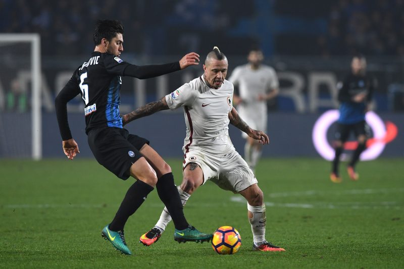 BERGAMO, ITALY - NOVEMBER 20:  Ervin Zukanovic (L) of Atalanta BC competes with Radja Nainggolan of AS Roma during the Serie A match between Atalanta BC and AS Roma at Stadio Atleti Azzurri d'Italia on November 20, 2016 in Bergamo, Italy.  (Photo by Valerio Pennicino/Getty Images)