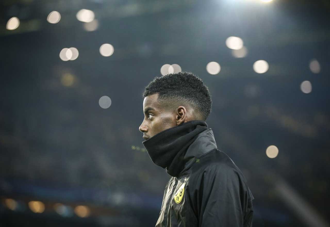 Alexander Isak under the lights.