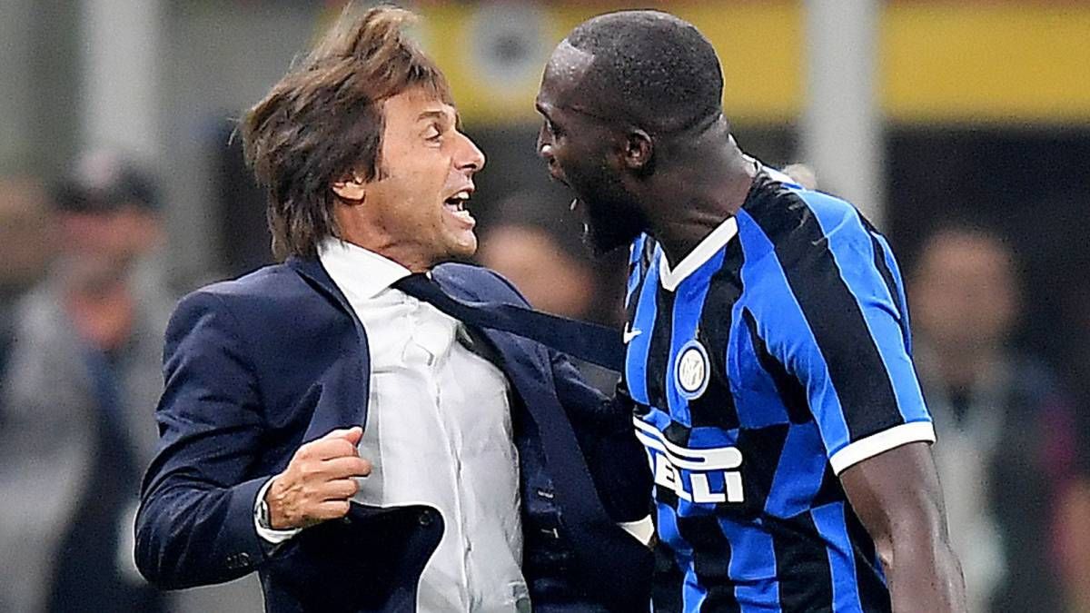 Antonio Conte celebrates with Romelu Lukaku.