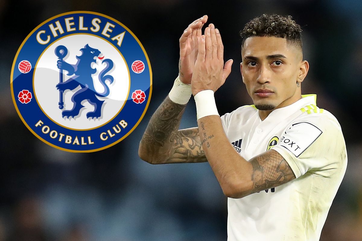 Raphinha playing for Leeds with a Chelsea badge.