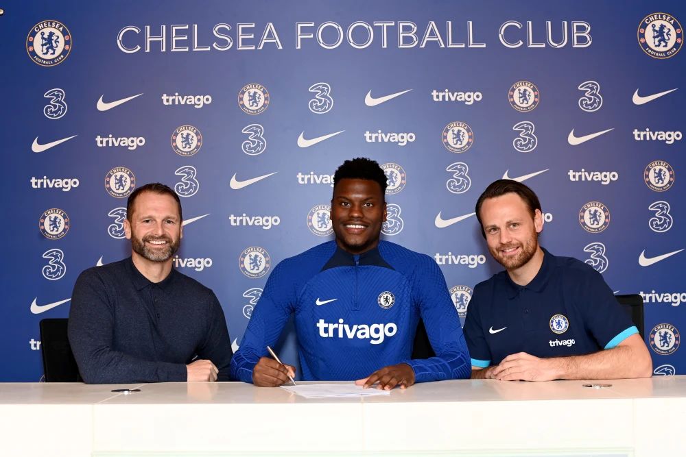 Beoit Badiashile signs for Chelsea in January 2023.