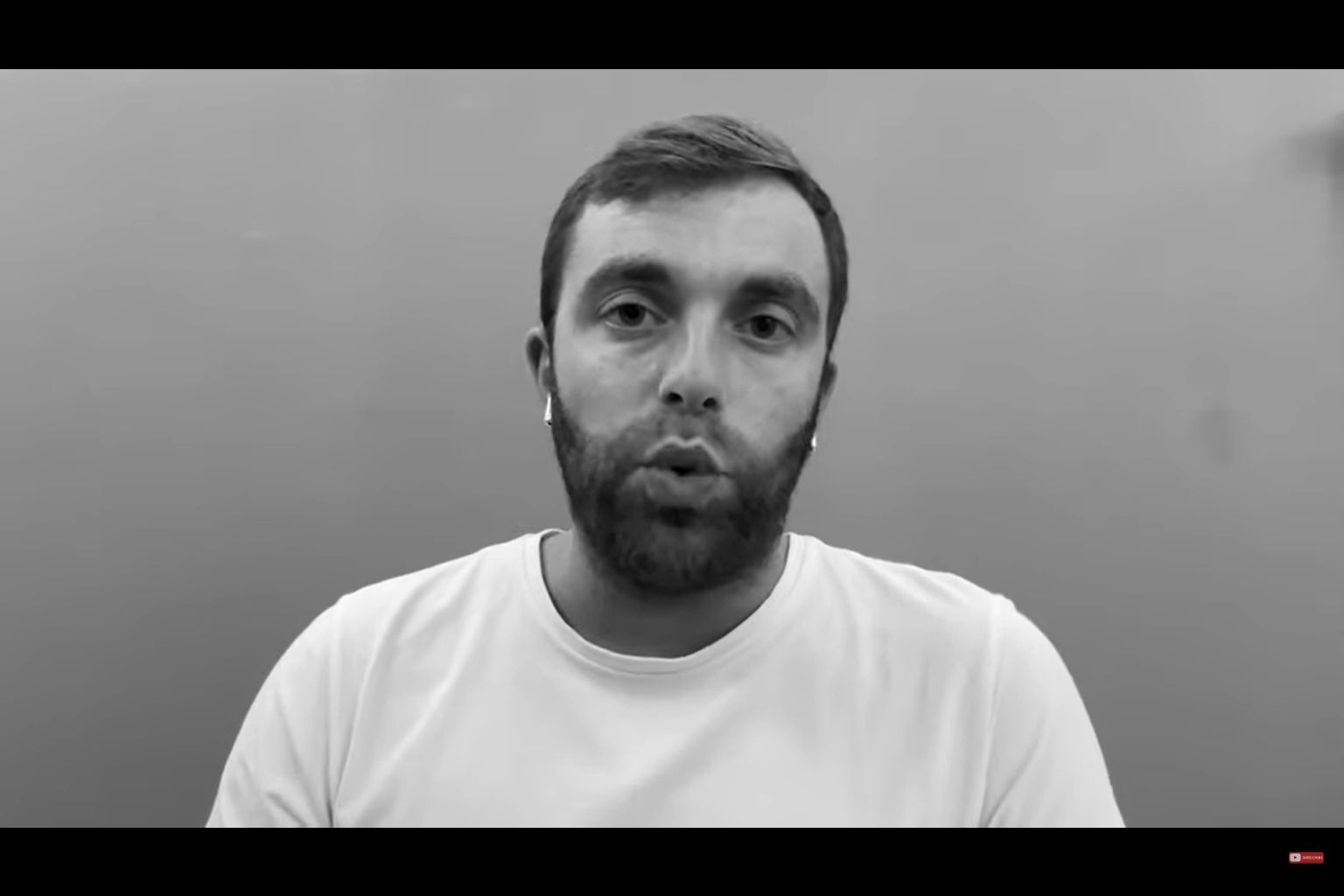 Fabrizio Romano in black and white.