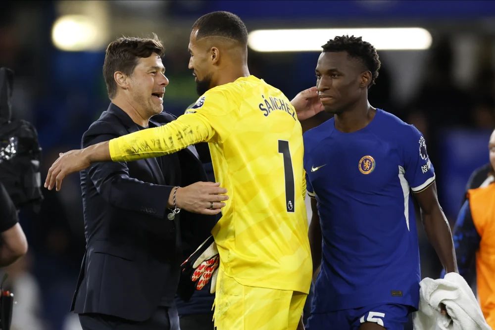 Mauricio Pochettino with Robert Sanchez.