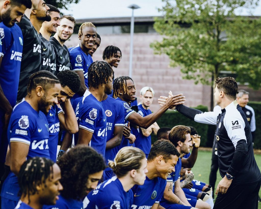Raheem Sterling Mauricio Pochettino Noni Madueke Conor Gallagher Thiago Silva Marc Cucurella Christopher Nkunku Wesley Fofana Ben Chilwell Carney Chukwuemeka Trevoh Chalobah Robert Sanchez Armando Broja in Chelsea photoshoot