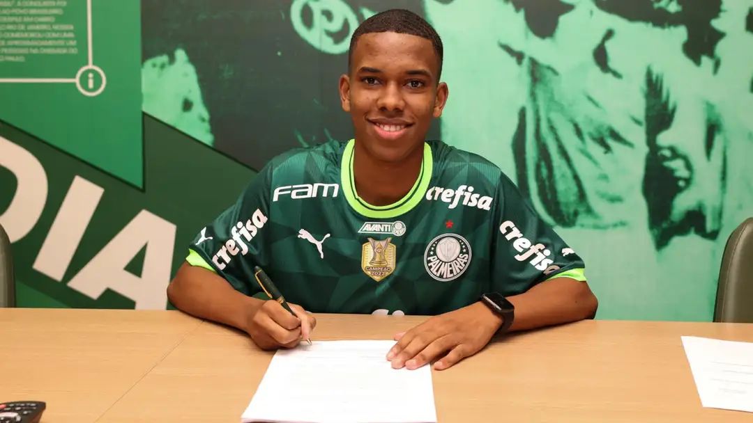 Estevao Willian signs a professional deal.