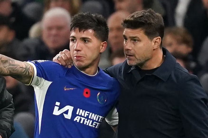 Mauricio Pochettino coaches Enzo Fernandez
