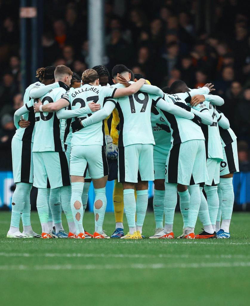 Conor Gallagher Cole Palmer Armando Broja Djordje Petrovic in Chelsea huddle