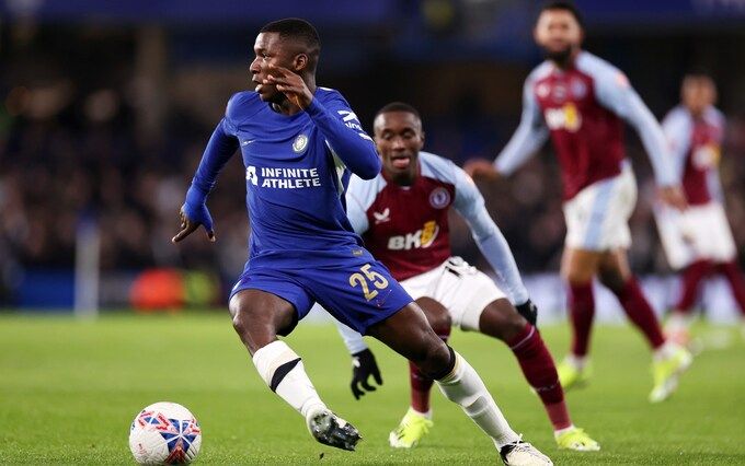 Moises Caicedo on the ball for Chelsea