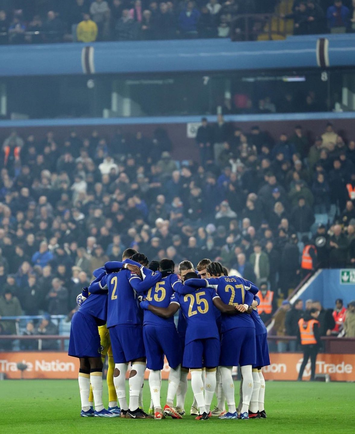 Chelsea huddle together in pre-match preparations