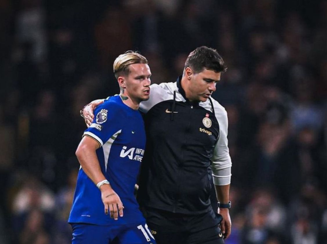 Mauricio Pochettino escorts Mykhailo Mudryk off the pitch.