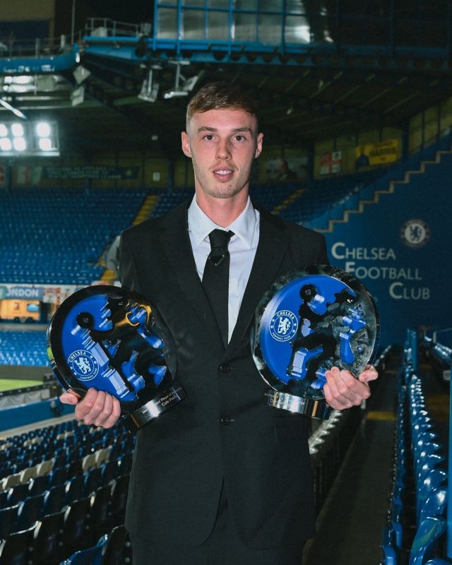 Cole Palmer with Chelsea Player of the Year award.