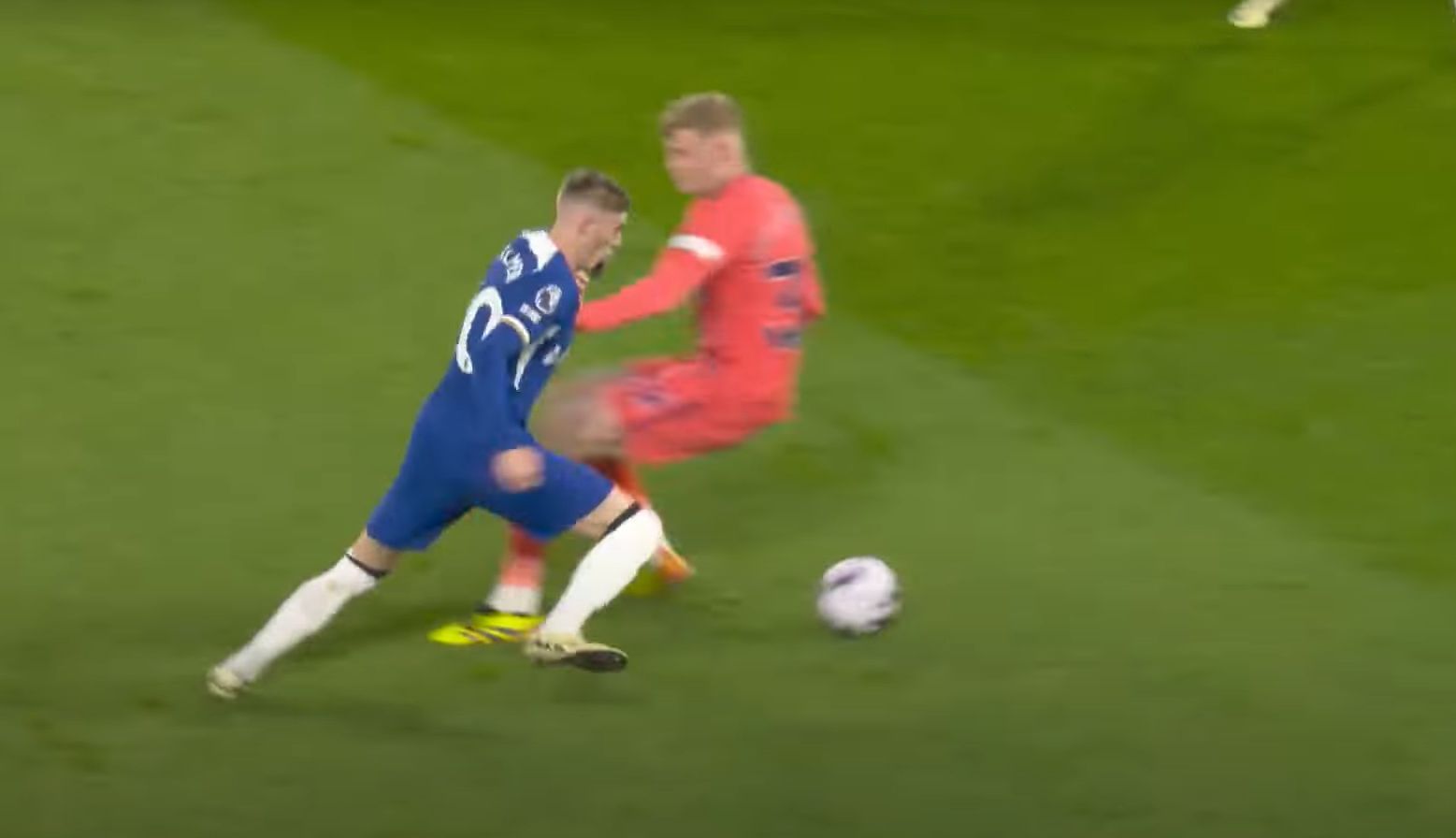 Cole Palmer nutmegs Jarryd Branthwaite