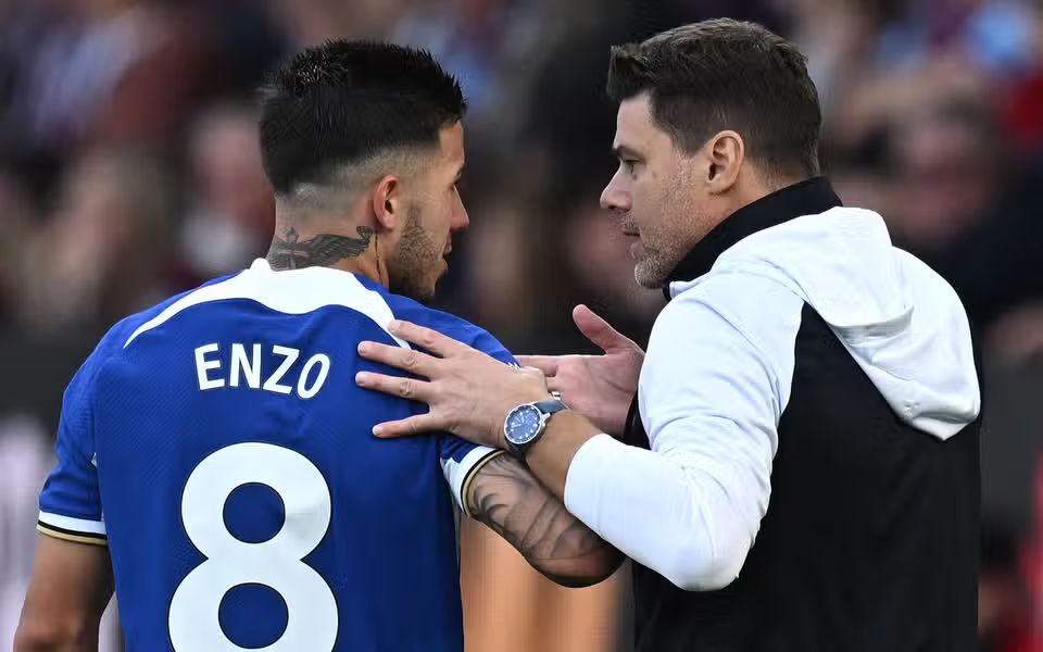 Enzo Fernandez in discussion with Mauricio Pochettino.