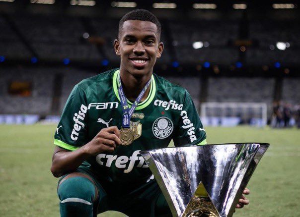 Estevao Willian celebrates a medal with Palmeiras.