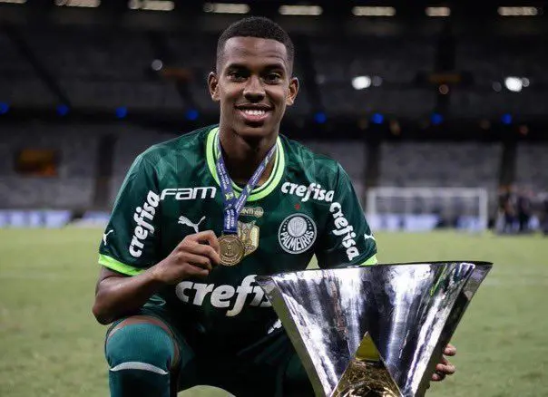 Estevao Willian celebrates a medal with Palmeiras.