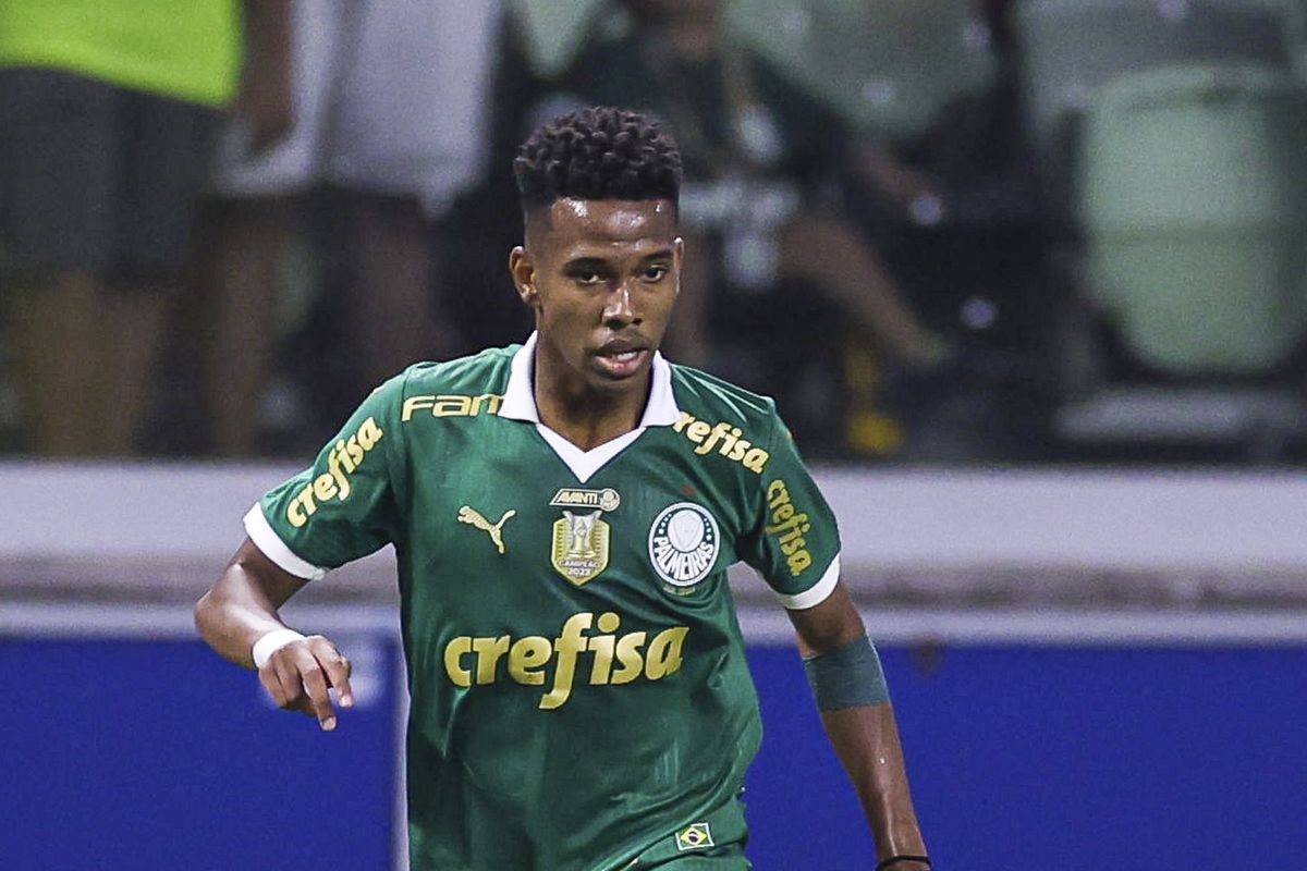 Estevao Willian playing for Palmeiras.