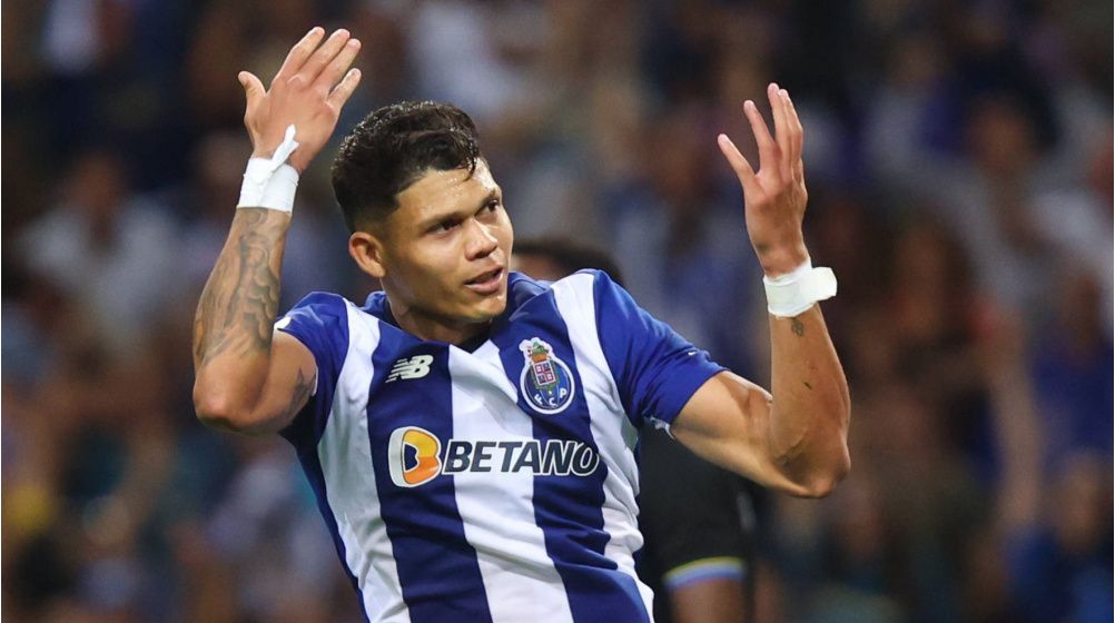 Evanilson playing for Porto.