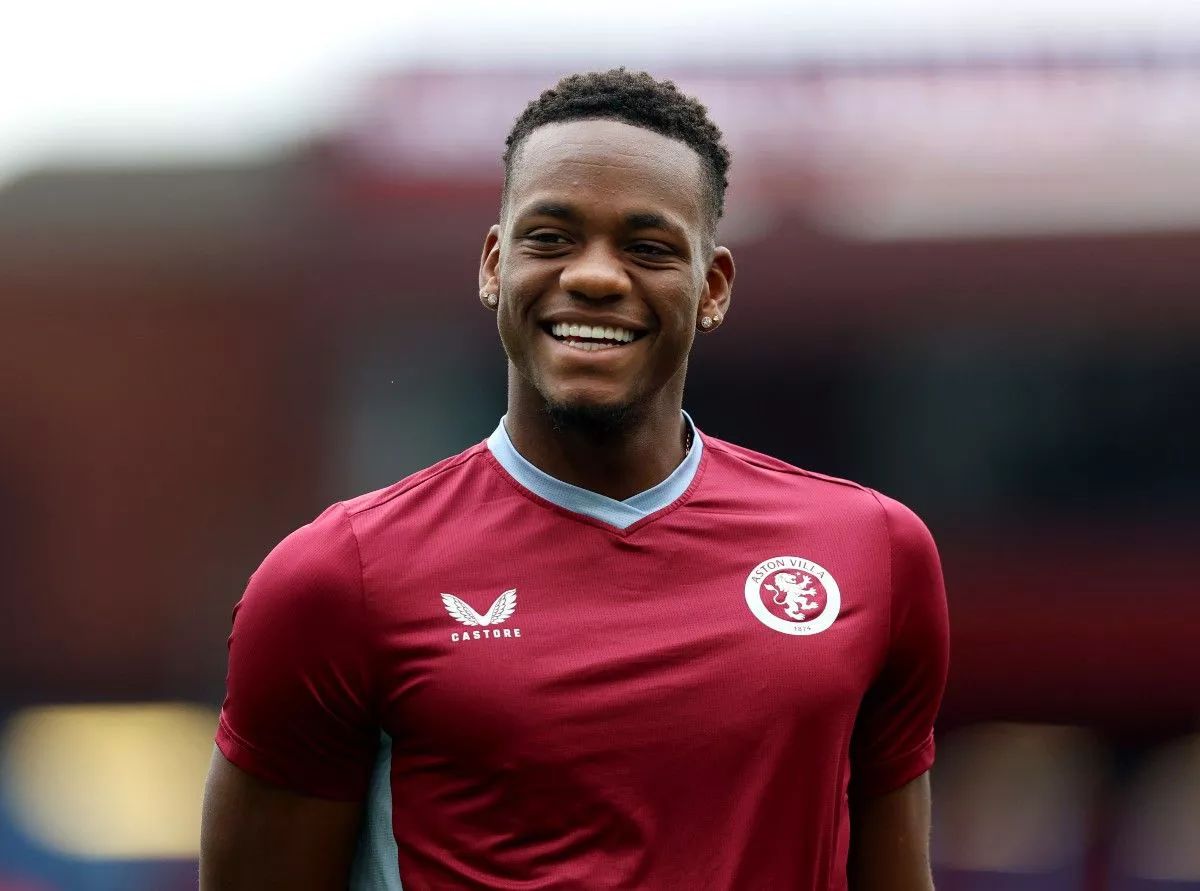 Jhon Duran in Aston Villa training top. Jhon Duran in Aston Villa training top.