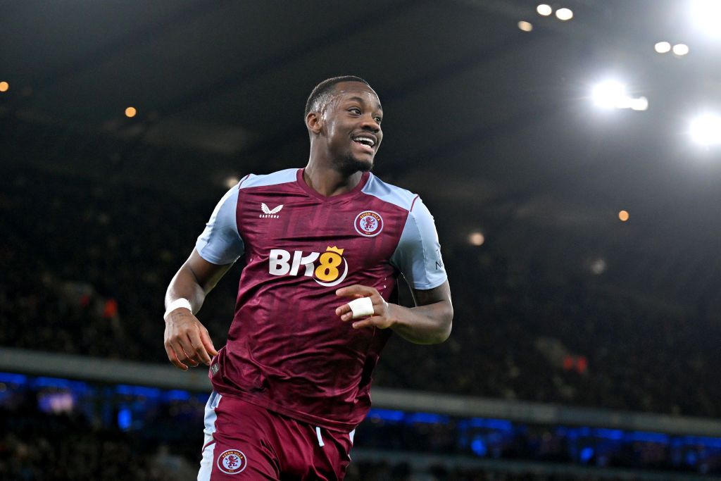 Jhon Duran playing for Aston Villa.