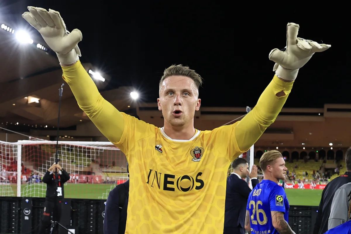 Marcin Bulka playing for Nice.