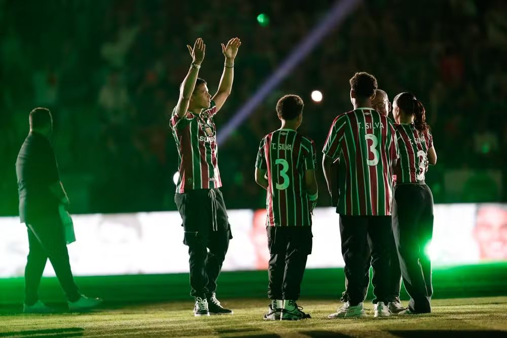 Thiago Silva receives incredible welcome on Fluminense return.