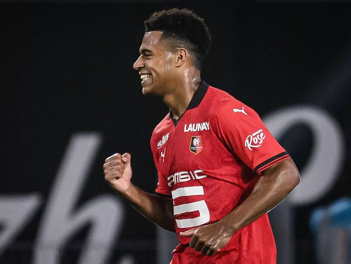 Desire Doue playing for Rennes in the rain.