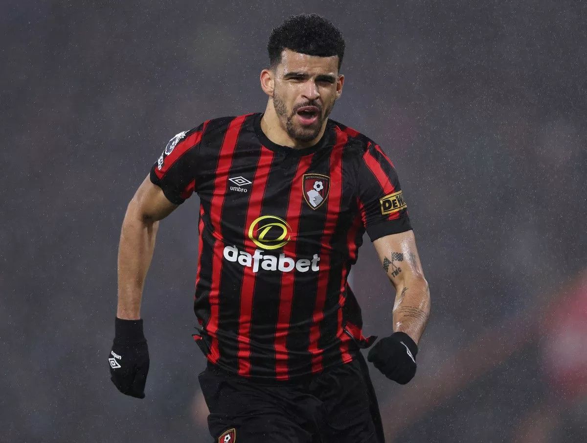 Dominic Solanke playing for Bournemouth in the rain.