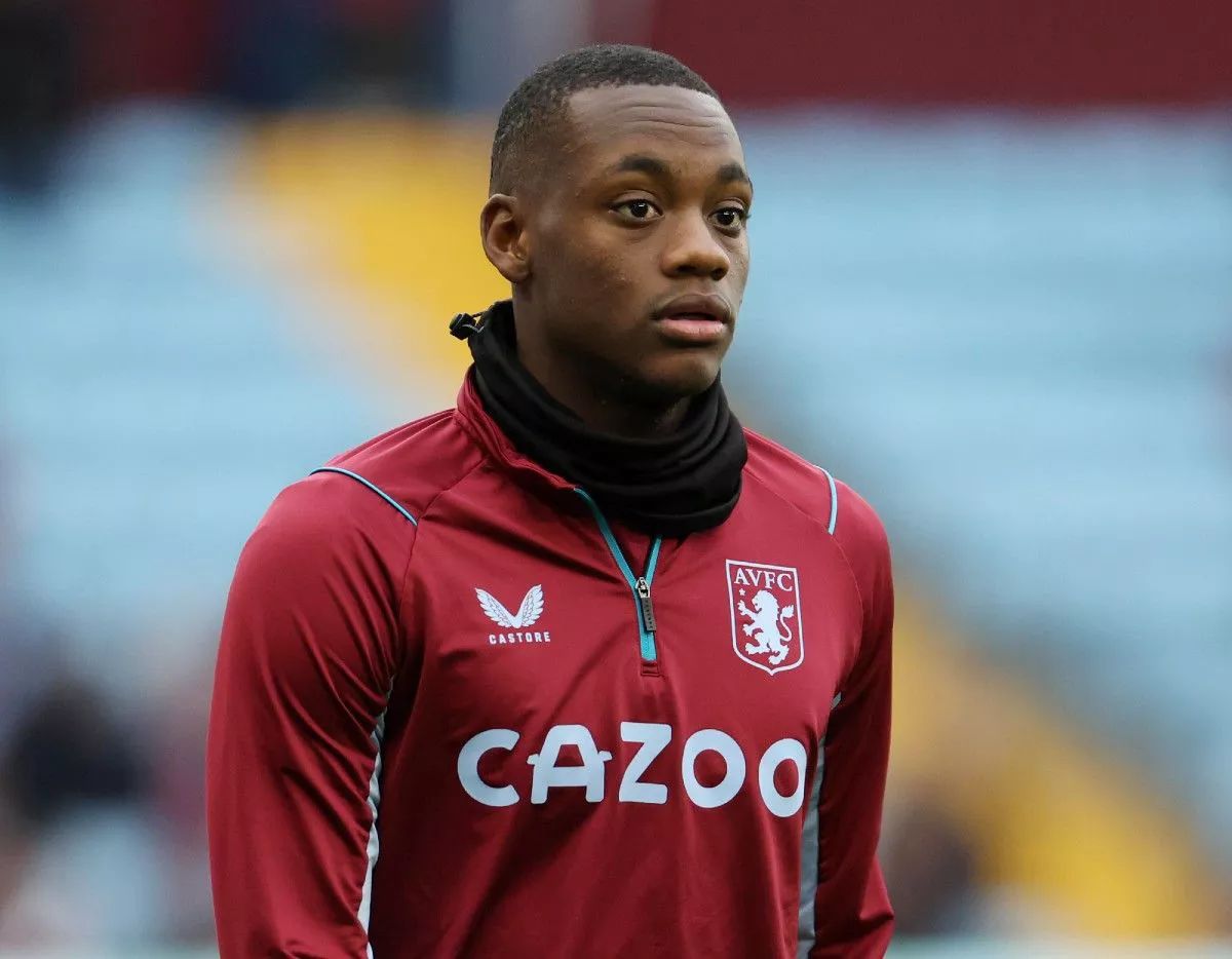 Jhon Duran in an Aston Villa training top.