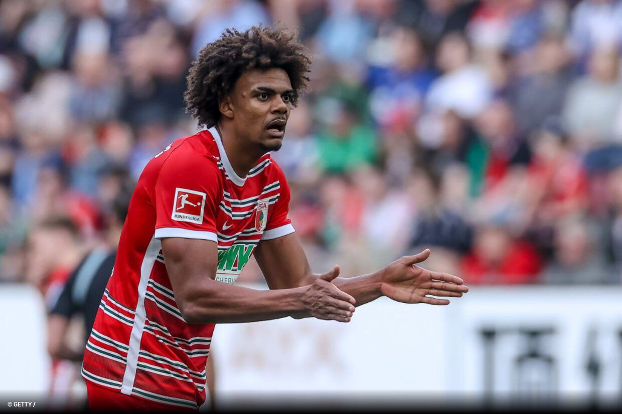 Renato Veiga playing for Augsburg.