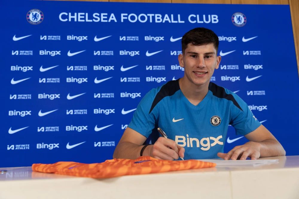 Mike Penders signs for Chelsea.