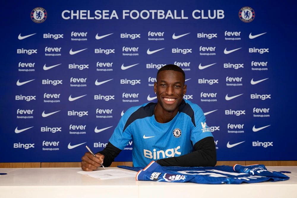 Nicolas Jackson signs a new contract.