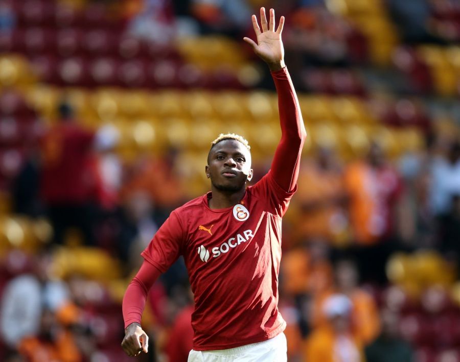 Victor Osimhen waves to the Galatasaray fans.