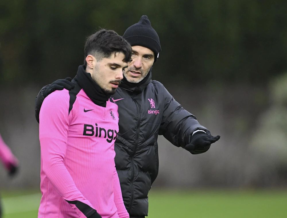 Pedro Neto coached by Enzo Maresca. (Photo by Darren Walsh/Chelsea FC)
