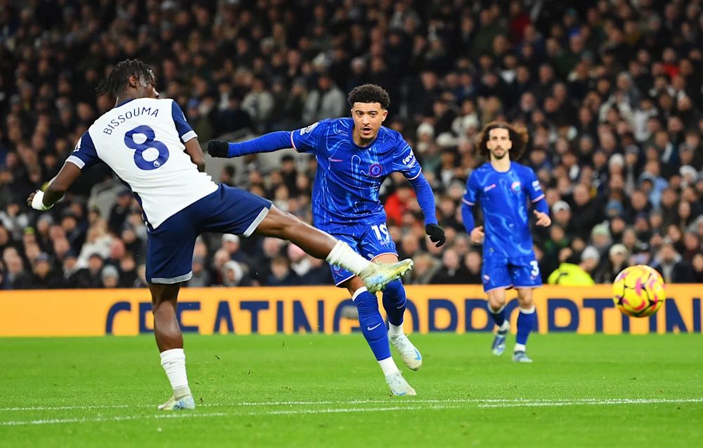 Jadon Sancho wraps on with his right foot against Spurs. (Photo by Darren Walsh/Chelsea FC)