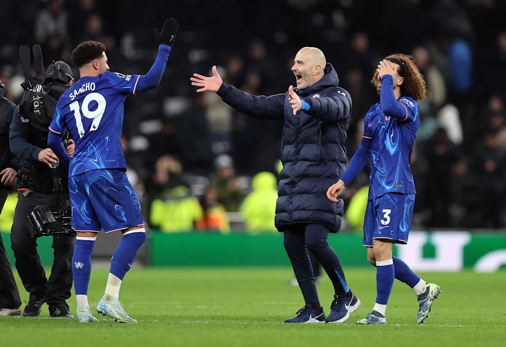 Jadon Sancho celebrates with Enzo Maresca on the pitch. (Photo by Darren Walsh/Chelsea FC)