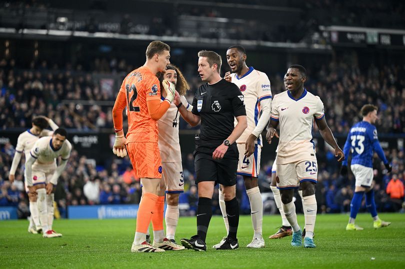 Chelsea players complain to the referee after a penalty decision. (Image: Michael Regan/Getty Images)