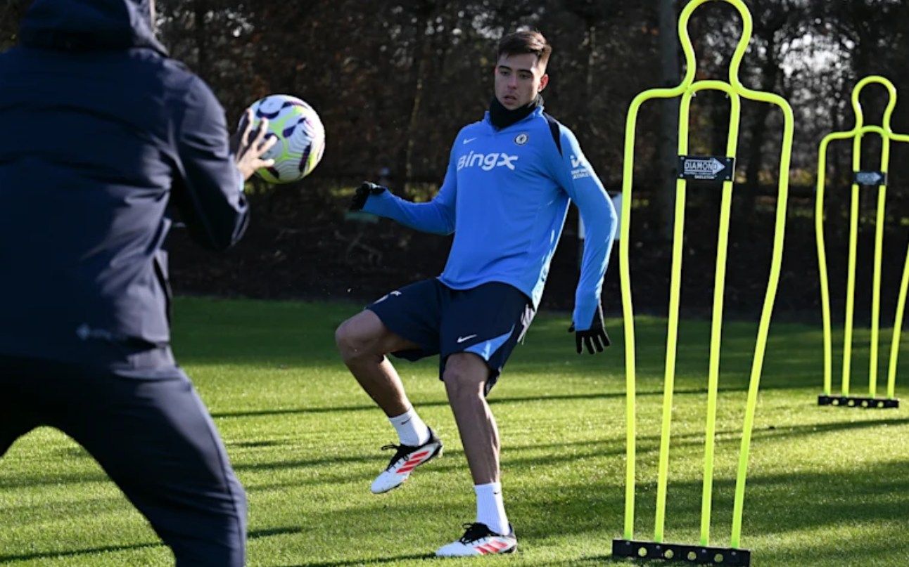 Aaron Anselmino in Chelsea training. 