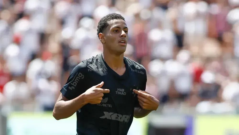 Chelsea target Denner playing for Corinthians.
