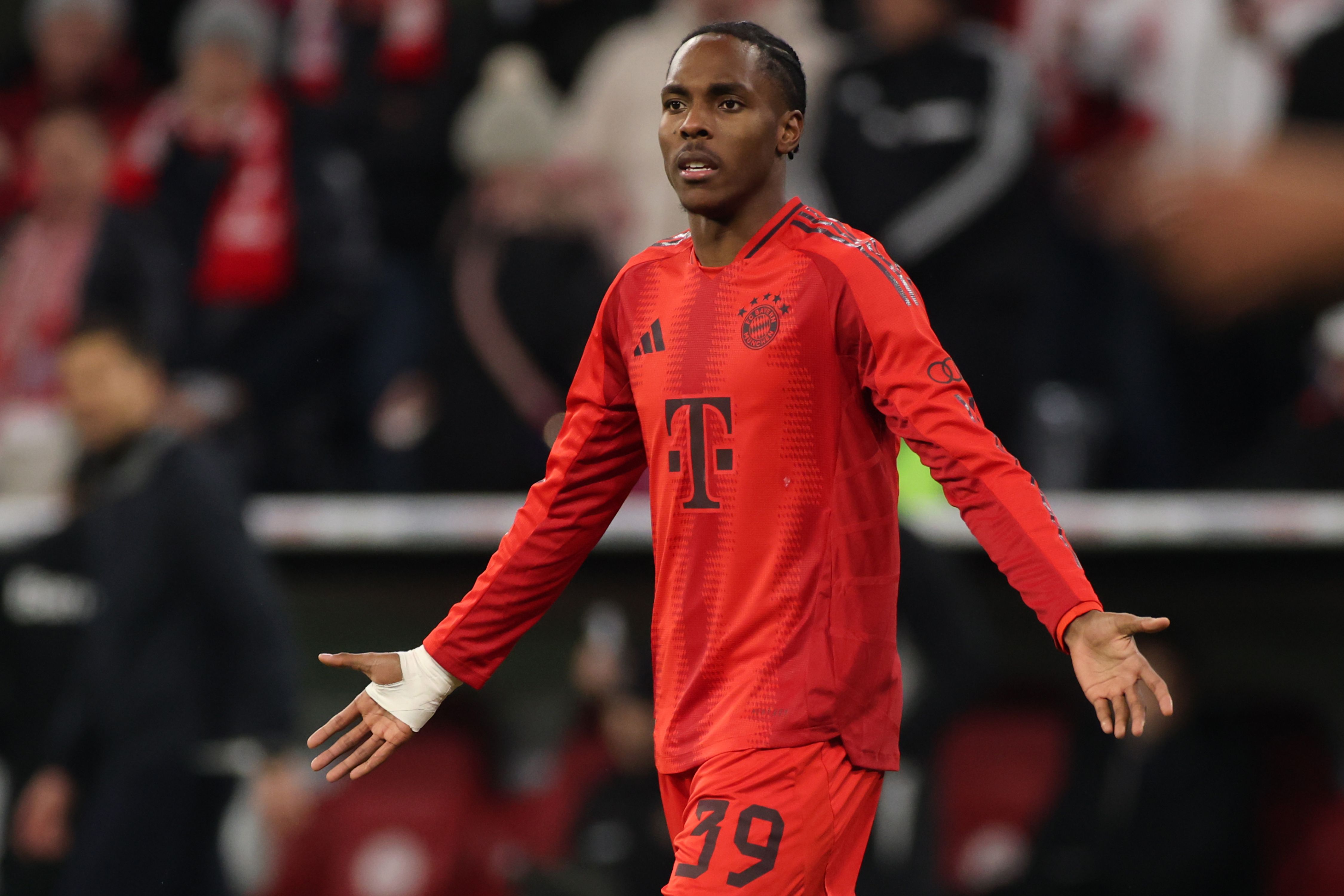 Mathys Tel in action for Bayern Munich.