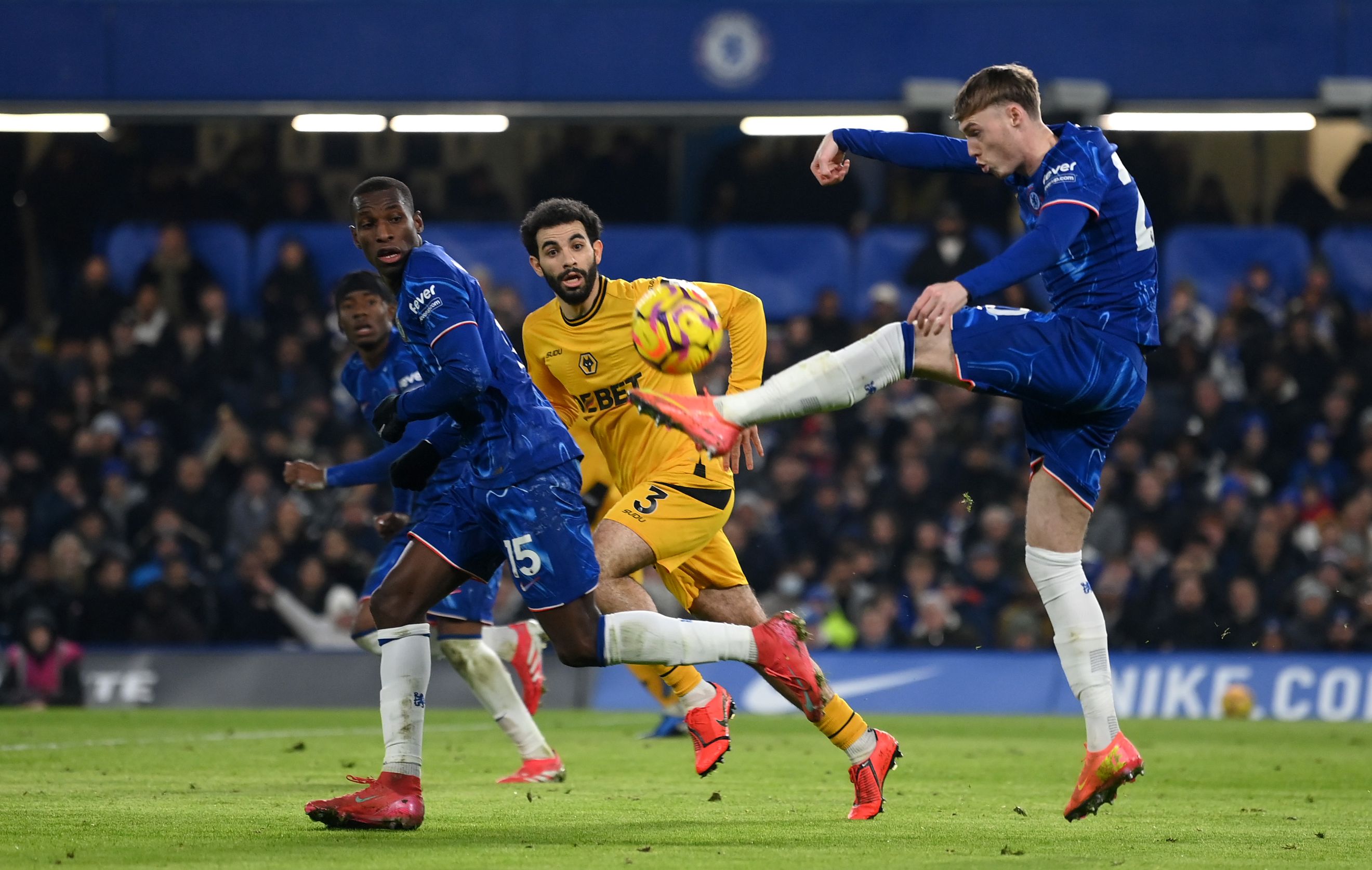 Cole Palmer in action for Chelsea against Wolves.
