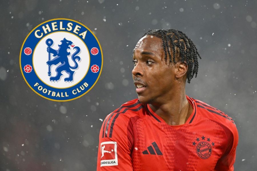 Mathys Tel with a Chelsea logo.